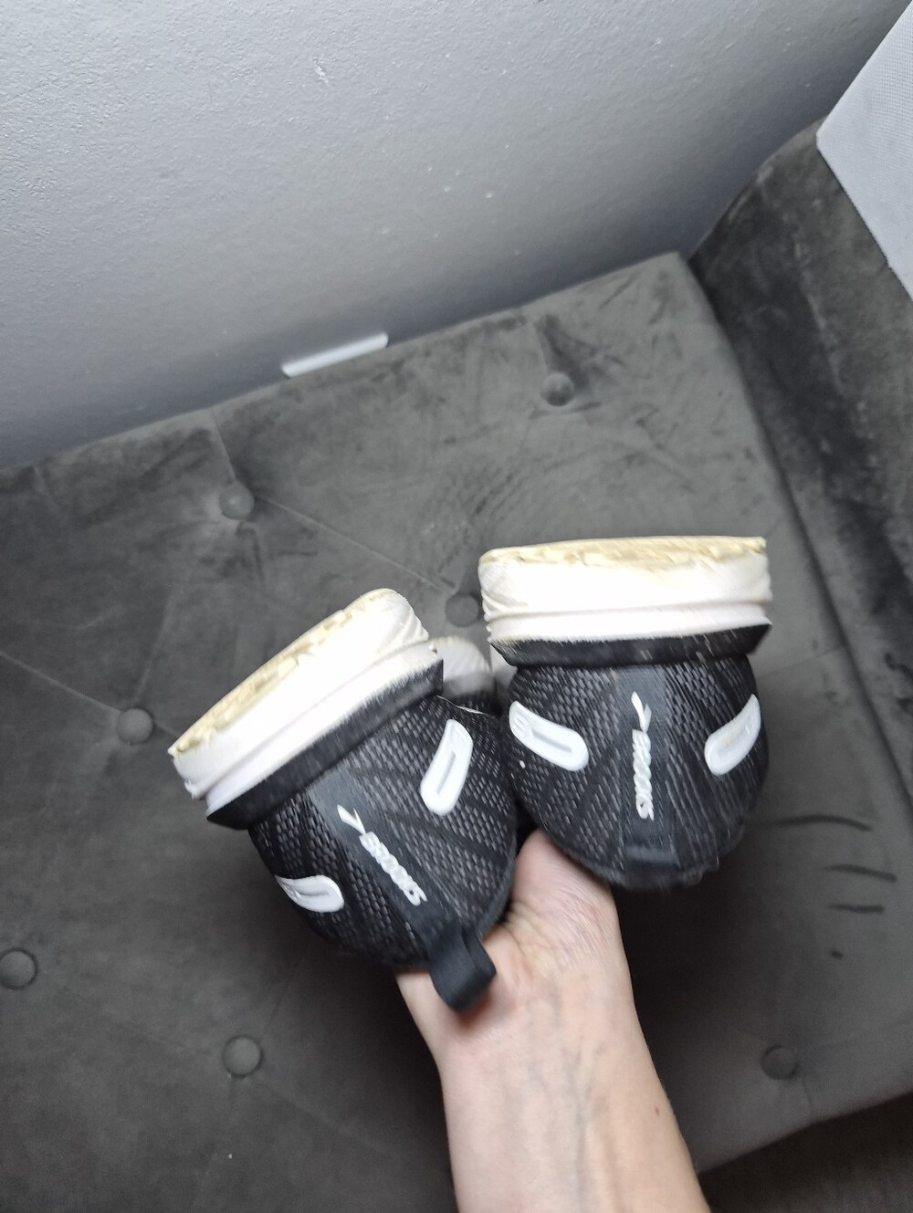 Brooks Revel Running Shoes 8.5 Medium B - Black with White Accents - Picture 4 of 9
